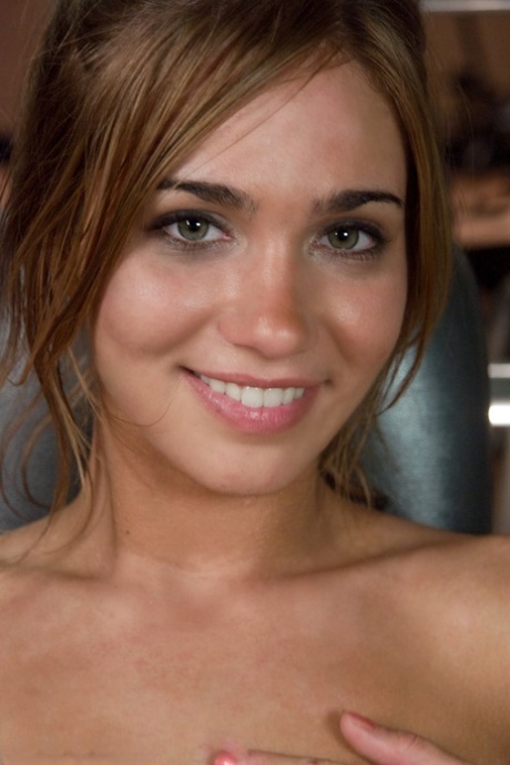 瘦瘦的金发女郎 Dakoda Brookes 一边做上举动作，一边玩 Sybian 机器