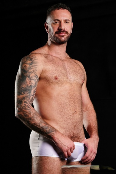 Gay beauty Xavier Oceane gets orally pleased & fucked by Jimmy Standard