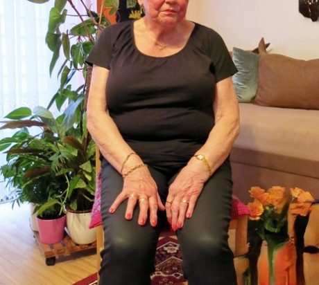 Short-haired granny Oma Geil strips and shows off her big saggy boobs