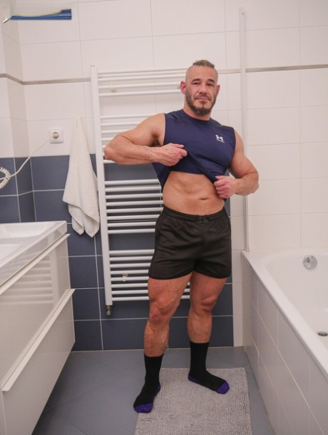 Jawked performed by NEIL HENRYK Hot Pics
