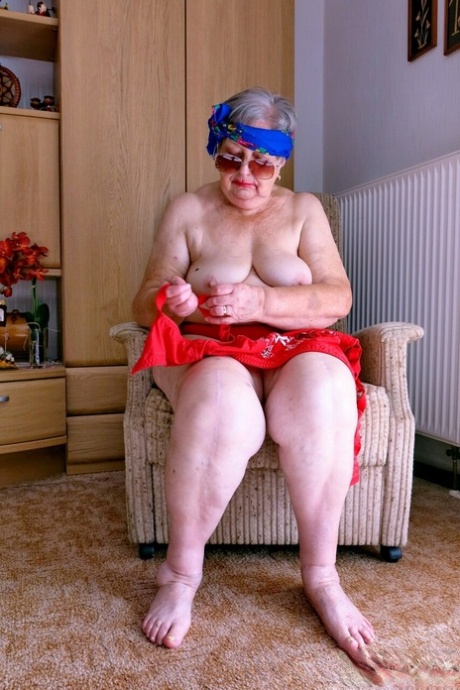 Oma Geil featuring Astrid Hot Pics