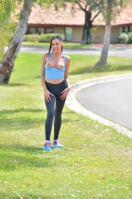 Esbelta nena Marley folla su culo apretado con un gran vegetal y juguete