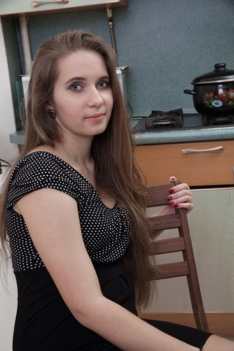 Amateur Brünette Sirena gießt Cocktail über ihren ganzen Körper und haarigen Schritt