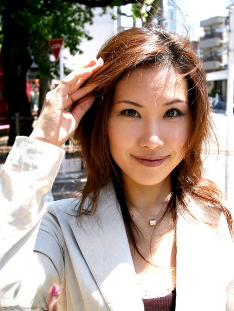 La nena asiática Yuuki Mitamura monta una polla después de jugar con su coño peludo y su ano apretado