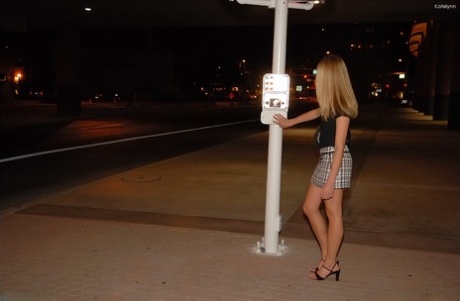 Aantrekkelijke blonde babe Katelynn onthult haar geschoren kut & vingert haar in het openbaar