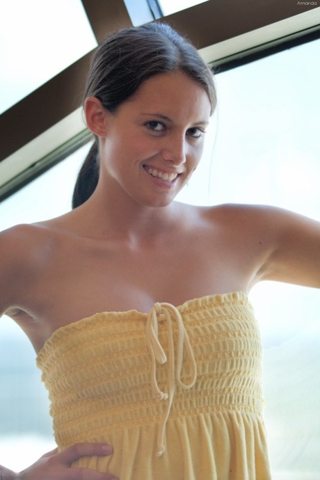 Das köstliche Babe Amanda lässt ihre Titten in der Öffentlichkeit aufblitzen, bevor sie zu Hause masturbiert