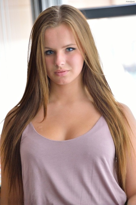 Magnifique amatrice Annalynn montre son trou d