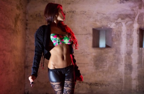 La pornostar in corsetto di pelle e stivali Madison Ivy ronza un mostruoso cazzo bianco