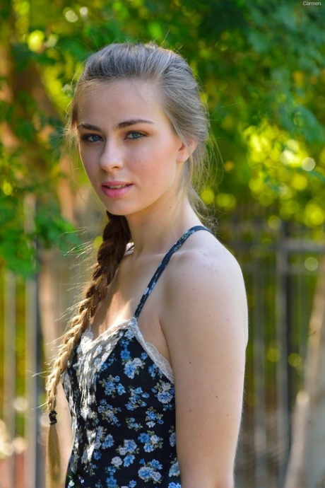 Brunetní teenagerka Carmen si to rozdává s banánem na veřejnosti, než ho sní